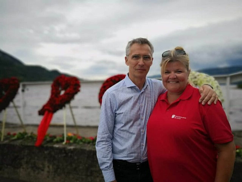 <b>MÅ IKKE GLEMME:</b> Ingrid er styremedlem i Nasjonal støttegruppe etter 22. juli. Her er hun og tidligere statsminister Jens Stoltenberg på kaia på Utøya under den årlige minnemarkeringen i fjor.