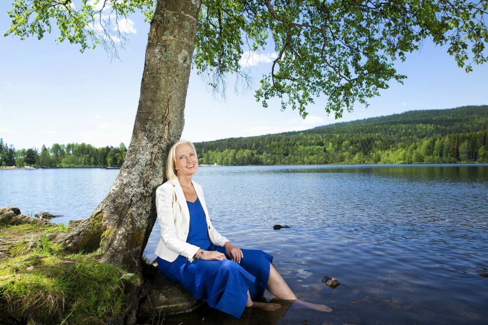 <b>SAV­NER JOBBEN:</b> Et­ter 47 år i NRK, sit­ter Ka­ren-Ma­rie igjen med utal­li­ge gode min­ner. – Be­va­re meg vel, jeg har jo vært pri­vi­le­gert. Det er ikke noe tvil om det, smiler hun.