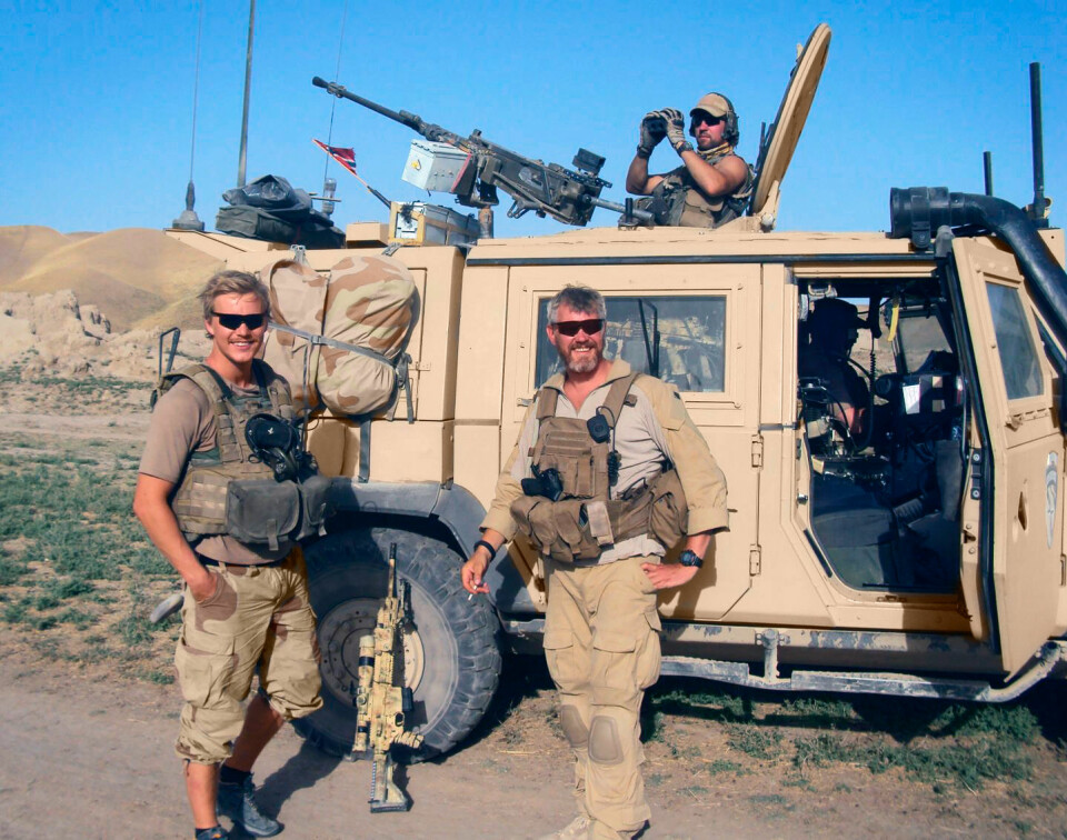 SPESIALSOLDATER: Andreas Eldjarn (helt til venstre), Trond Andre Bolle, Simen Tokle og Christian Lian (inne i bilen) fotografert på formiddagen 27. juni 2010. Noen timer senere var alle døde.