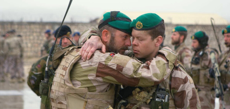 BROTHER IN ARMS: – Brorskap, sier Rune Wenneberg om dette bildet etter at Stian Mo mistet Claes Joachim Olsson som han var vognkommandør for. Stian ble selv skadet.