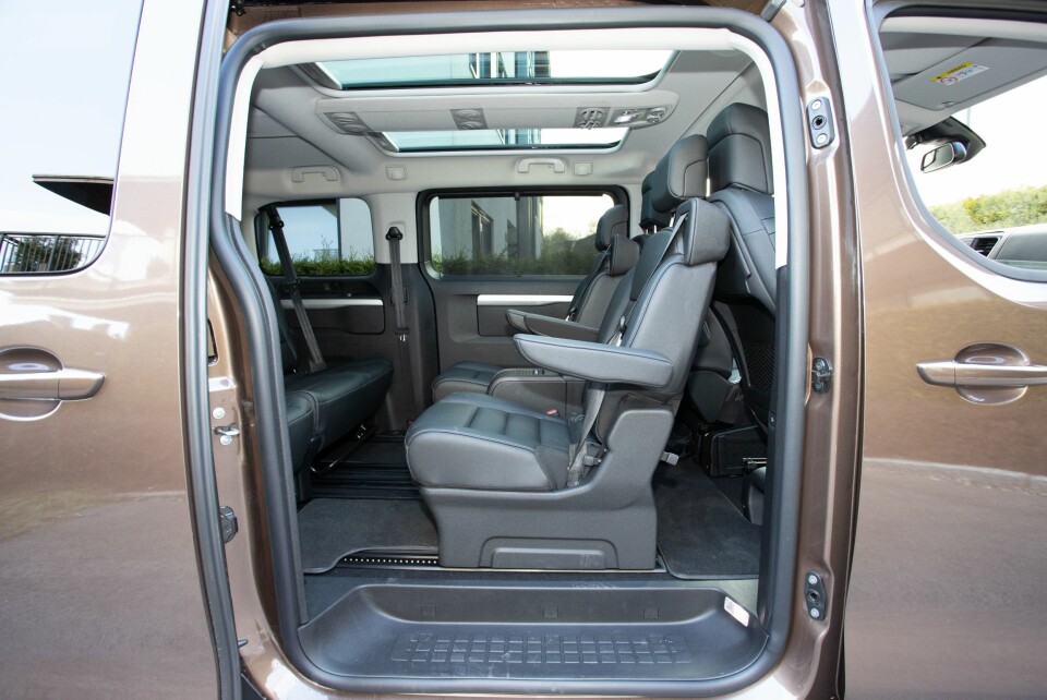 I KOMFORTSONEN: Store skyvedører på begge sider, behagelige seter og variabelt interiør er blant biltypens vinneregenskaper. Her i Citroën e-Space Tourer.