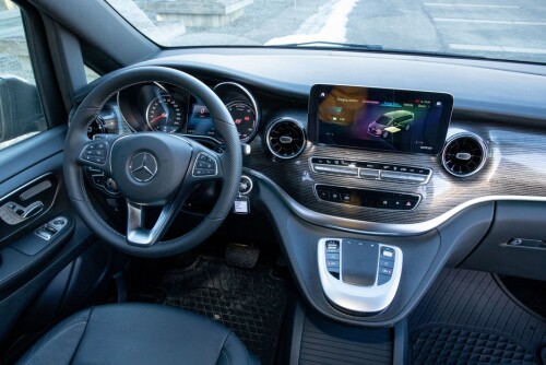 <b>GODT NIVÅ:</b> Førermiljø og betjening holder et høyt nivå, selv om skjermstandarden ikke er helt på nivå med de raffeste personbilene. Her fra Mercedes-Benz EQV.