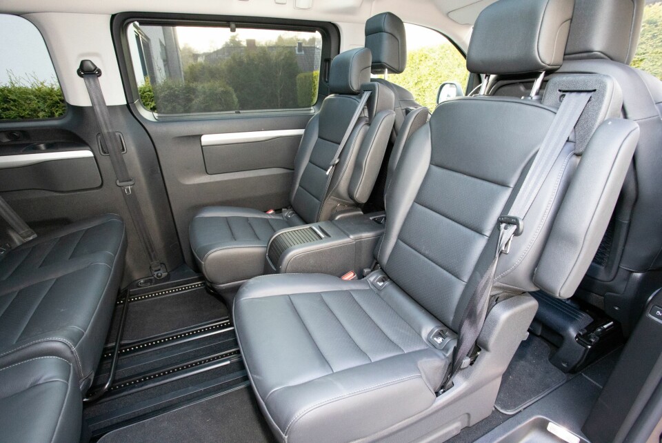 LOUNGE: Vår Citroën e-Space Tourer med to bakovervendte enkeltseter. Det gir god sittekomfort.