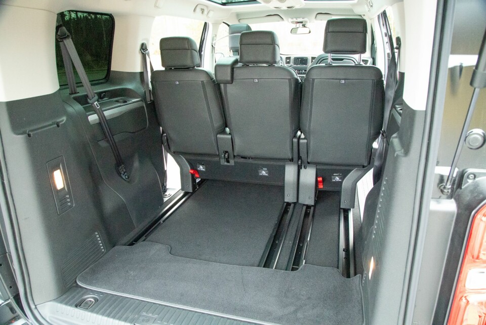 ROMMELIG: Med to seter i garasjen har Peugeot e-Traveller enorm bagasjeplass og solid benplass i baksetet.