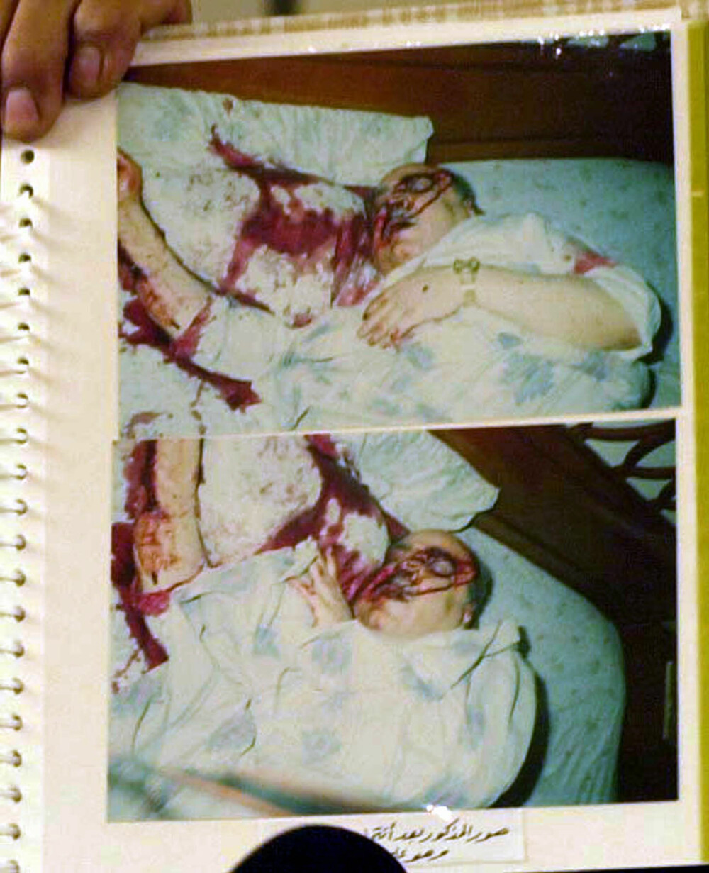 <b>INNHENTET:</b> Iraks daværende etterretnings­sjef, Taher Jaleel al-Haboush, viser frem bildet som angivelig viser Abu Nidal død i sin egen seng 16. august 2002. Irakerne hevdet at Nidal hadde skutt seg selv i hodet.