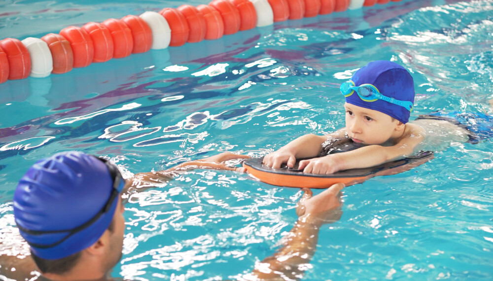 BEKYMRING: Å kunne svømme er en livreddende ferdighet, mener fagleder. For mange er skolen den viktigste læringsarenaen.