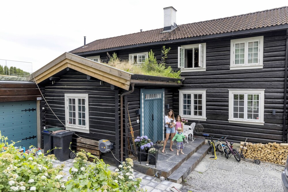 <b>OVER 350 ÅR GAMMELT:</b> Den gamle bygningen ble opprinnelig bygget i Trøndelag i 1646, og flyttet til Høvik i 1946. Hans Petter og Pia flyttet inn med familien i 2016.