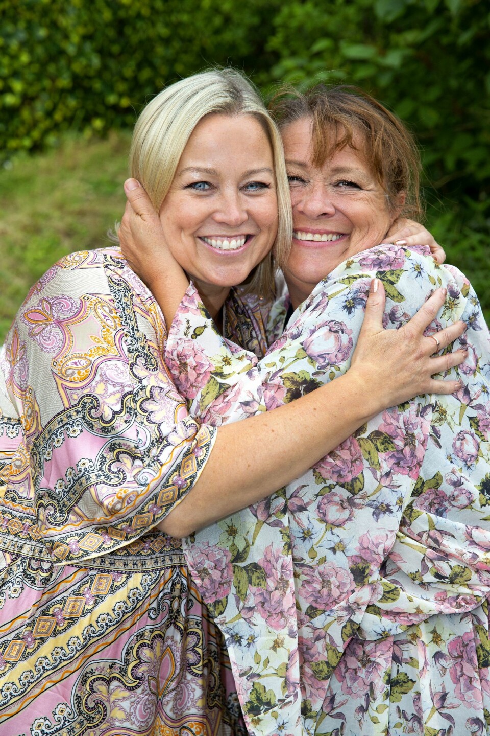 PÅ SHOW: Hanne gir komiker Rigmor Galtung en god klem etter premieren av sommerforestillingen «HageLatter» – i hagen hjemme hos Rigmor i Tønsberg.