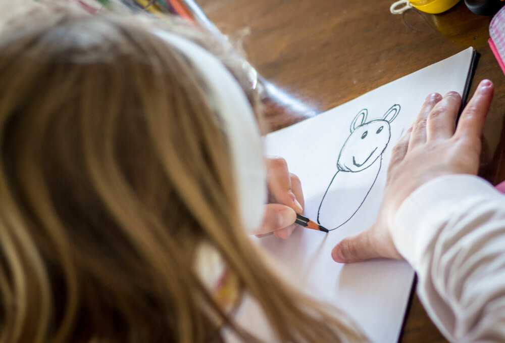 <b>STOLTE BARN:</b> Hvis barnet har tegnet en fin tegning, er det veldig stas å vise den frem når du henter.