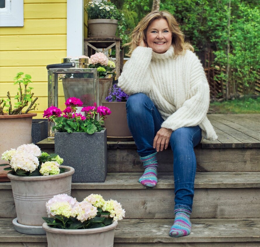 HYTTEKOS: – Brønnøya er mitt paradis. Det er veldig hyggelig at også Øystein stortrives her. Han er håndverkeren på hytta, mens jeg stuller og steller med å gjøre det koselig rundt oss.