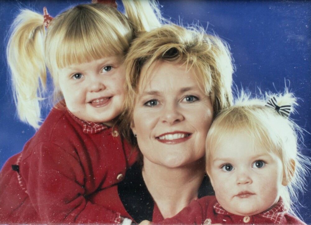 <b>TO DØTRE:</b> – At Tor og jeg fikk oppleve å få to skjønne døtre, er livets største gave, sier Elisabeth. Bildet ble tatt ved juletider i 1998.