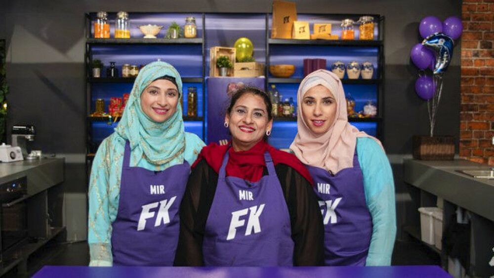 <b>FAMILIEKOKKENE:</b> Amy Mir (t.h.), søsteren Shanze og moren Fouzia deltok i programmet Familiekokkene på NRK. De fikk mange negative kommentarer fordi de brukte hijab.