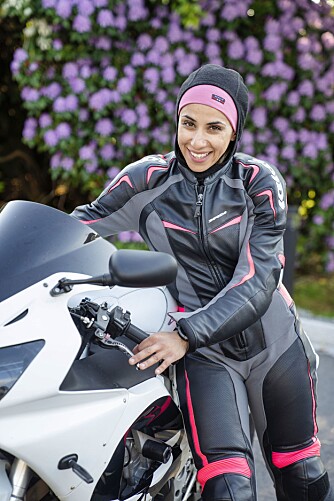 <b>FELLESSKAPET:</b> – I motorsykkelmiljøet og i naturen er det ingen som reagerer på hijaben. Da er det interessefellesskapet som er viktig, ikke hvordan du ser ut eller hvordan du kler deg, sier Amy, som elsker å cruise rundt på motorsykkelen sin.