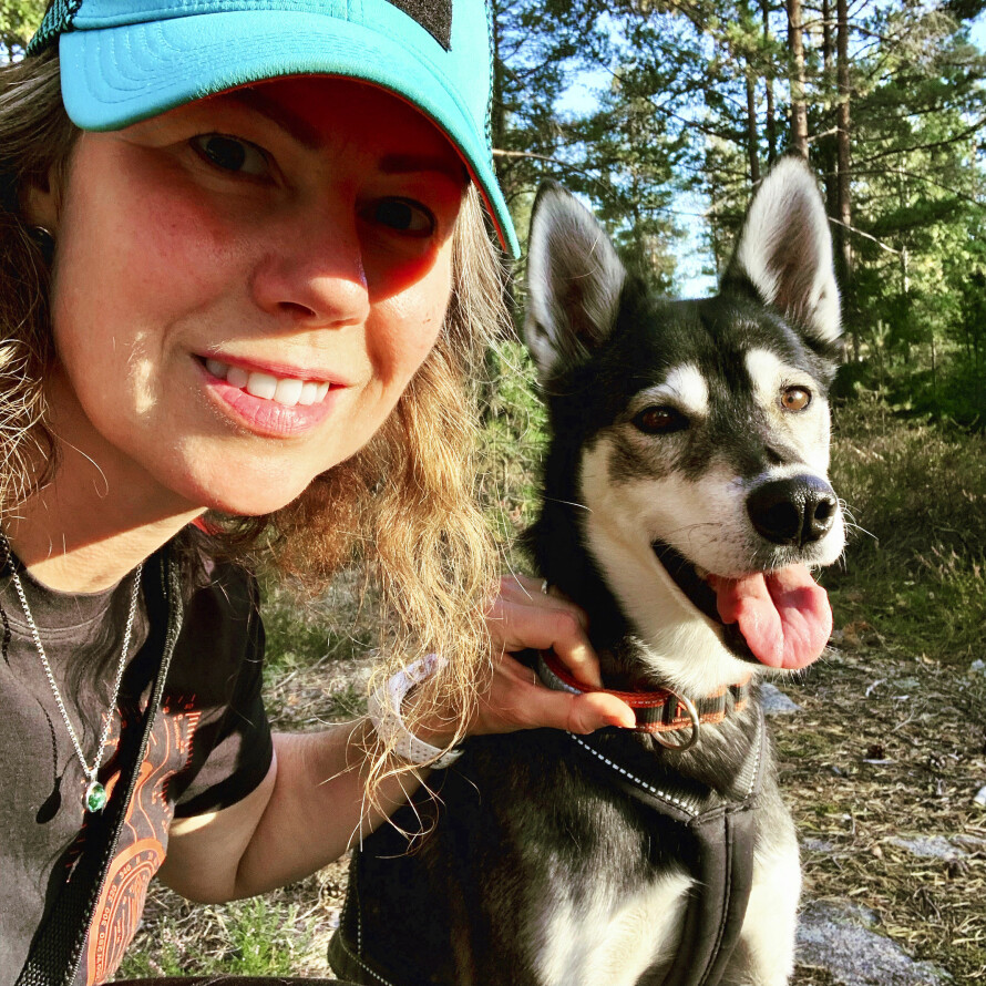 HUNDEN JOY: Trine har vokst opp med hund. I 2009 fikk hun Joy, en nå tolv år gammel Alaska husky og pensjonert trekkhund.