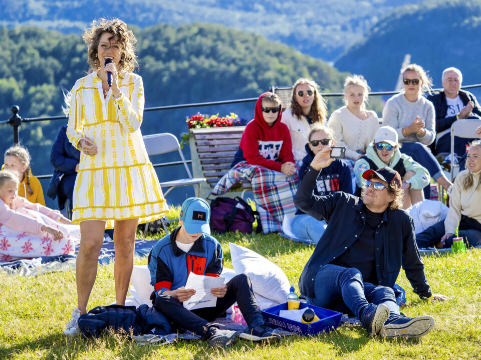 ALLSANG PÅ GRENSEN: Selv om det har blitt få konserter, har Trine gitt ut mange singler det siste året. Her synger hun på Allsang på grensen sommeren 2020, mens Lars sitter ved siden av og filmer henne med mobilen.