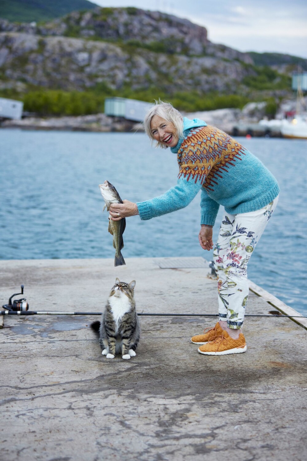 <b>MÅ-TING:</b> I mange år jobbet Randi mye, og tiden strakk bare til må-ting, ikke har-lyst-på-ting. Fiske er en av tingene hun trives med og som hun bruker tid på i dag. Her sikler katten Gråmann på dagens fangst.