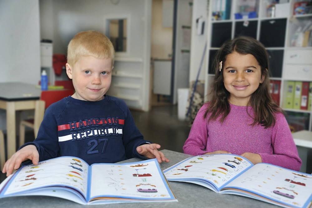 <b>LEKSER:</b> Marius og Adriana synes det er gøy med lekser. De jobber med oppgavebøkene hver uke.