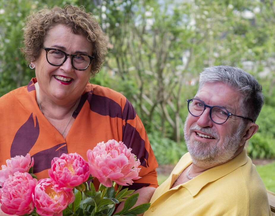 ROMANTISK: Hver eneste
fredag kjøper Jan Frode en eller flere buketter med blomster til kona Olaug. Han vet hun elsker alt som blomster og liker å glede henne. – Jeg setter enormt
pris på hvor oppmerksom han er, roser hun og slår seg ned på
fanget hans.