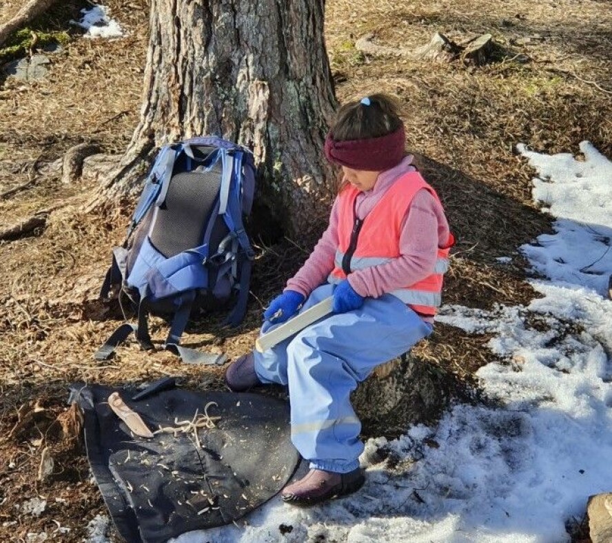 SELVSTENDIGHET: Gjennom året øver superklubben på å bruke kniv. De får spikke og vi ser at de blir trygge på hvordan kniven skal håndteres. De blir mer selvstendige for hver gang de prøver. Her Adriana.