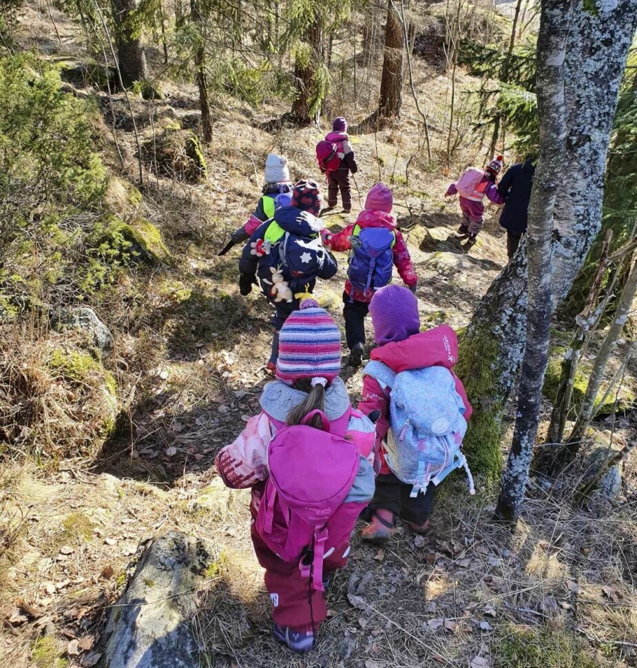 TURER: Superklubben øver på å gå lengre turer. De utforsker skogen og nærområdet, og er ute på tur hele året. Her er de i skogen en solfylt marsdag.
