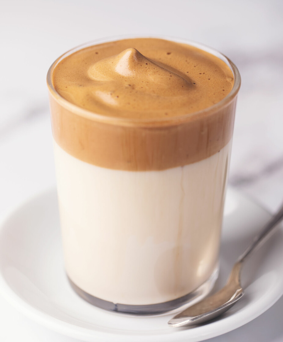 DALGONA KAFFE: Den velkjente Tiktok iskaffen er regnet som en kaloririk kaffedrikk, men med små endringer kan den bli sunnere og god.