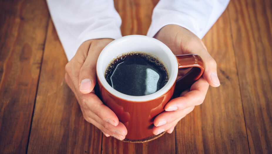 SVART KAFFE: Svart kaffe i seg selv er ikke fetende og inneholder nærmest null kalorier. Det kan likevel være helseskadelig for de som har høyt kolesterolnivå og høyt blodtrykk. Kaffe med ekstra tilsetninger kan bli usunt i store mengder.