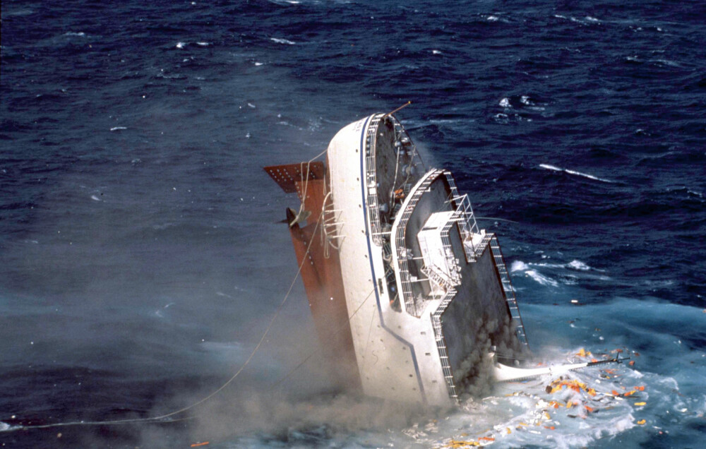<b>FORTAPT:</b> 4. august 1991 sank MTS Oceanos etter å ha ligget en tid med akterenden i loddrett posisjon.