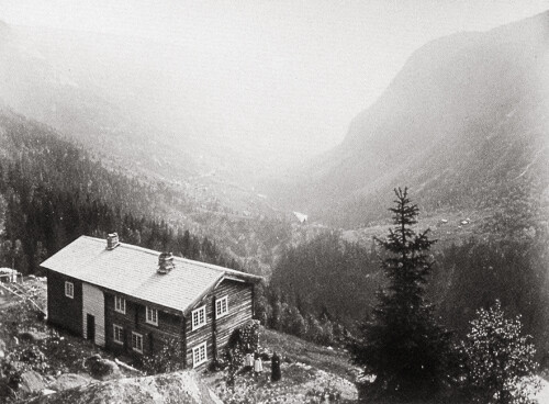 <b>FØRSTE HYTTE:</b> Krokan ved Rjukan var DNTs første turisthytte. I dag ligger hytta plassert ovenfor riksveien. Bildet er tatt like før århundreskiftet.