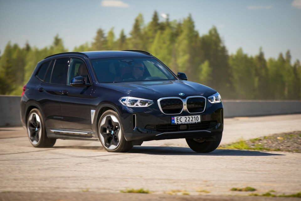 STRAM: Med sportslig oppsett og ekstra brede dekk henger BMW iX3 svært godt på veien.