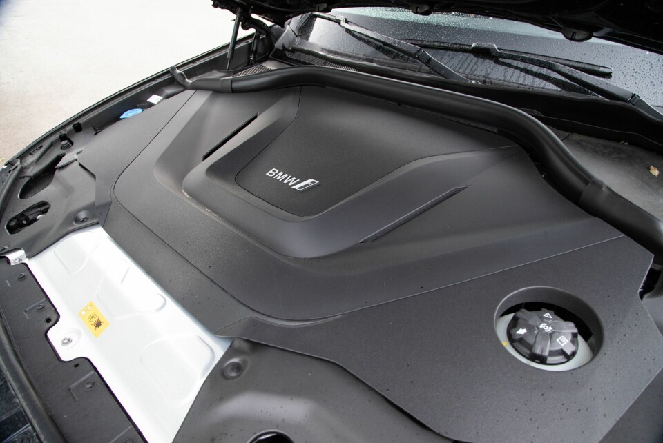 PLAST: Et stort plastdeksel og noen påfyllingslokk er beholdningen under BMW-panseret.