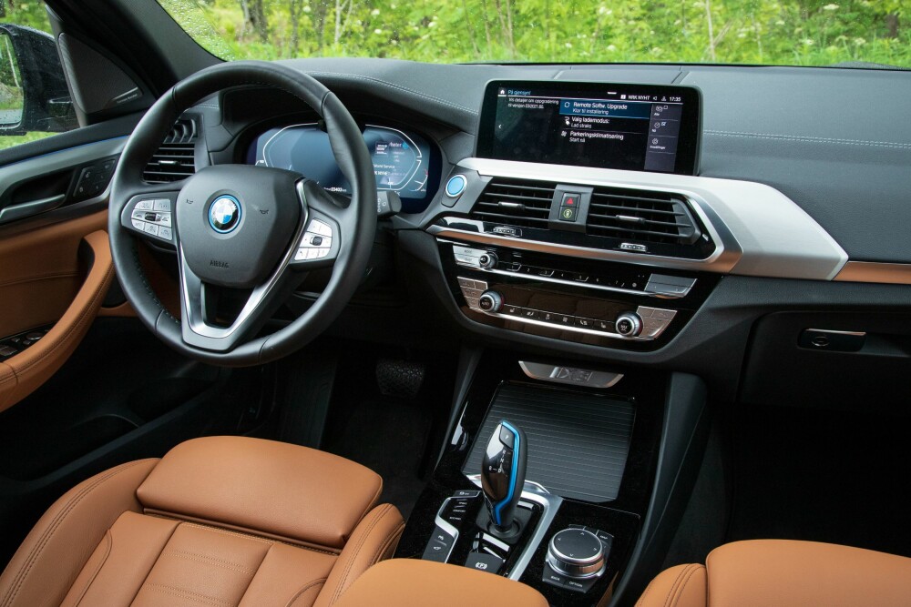 <b>PREMIUM:</b> BMW flasher ikke med store skjermer, men har til gjengjeld god kontroll på både den tekniske og opplevde kvaliteten innvendig. 