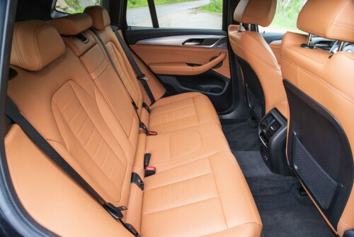 <b>GOD PLASS:</b> Fin sitte­komfort og mer enn tilstrekke­lig plass for to voksne i bak­setet på BMW.