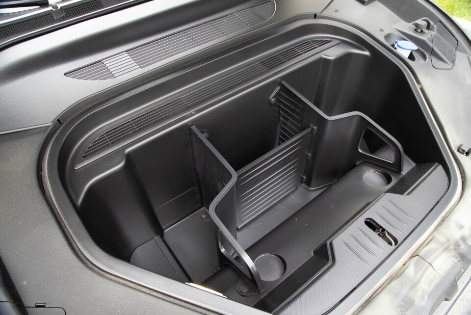 FRUNK: Smart inndeling og god plass under panseret hos Ford.