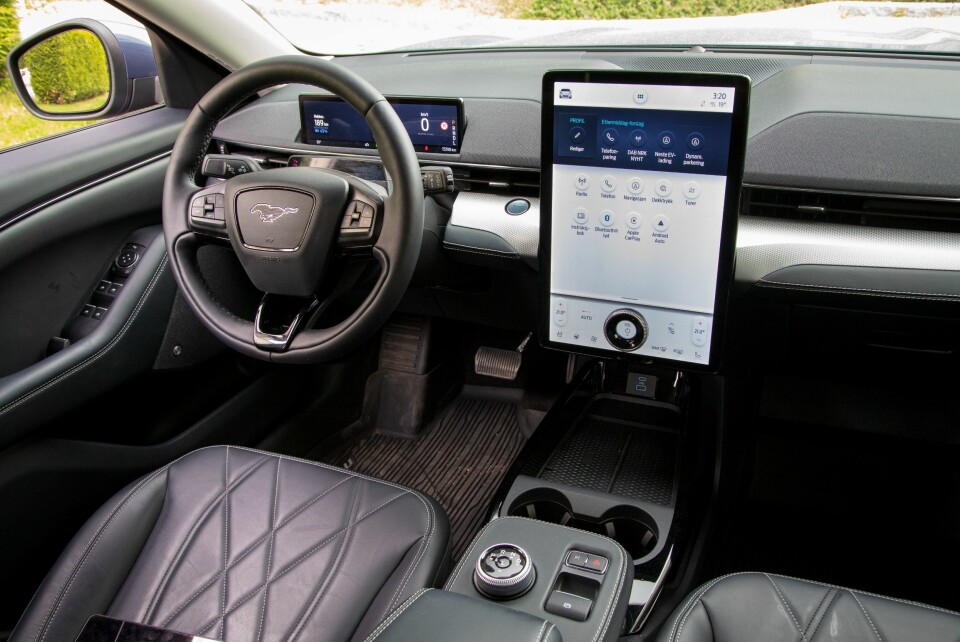 STØRST: Du skal stå på hvis målet er å slå Ford på skjermstørrelsen. Etter en kort tilvenning, er skjermen enkel å betjene.