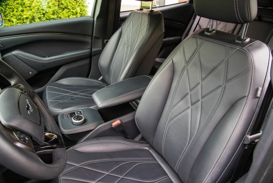 MODERAT: Fine seter i Ford, men noe flatere og med mindre kontur enn i BMW.