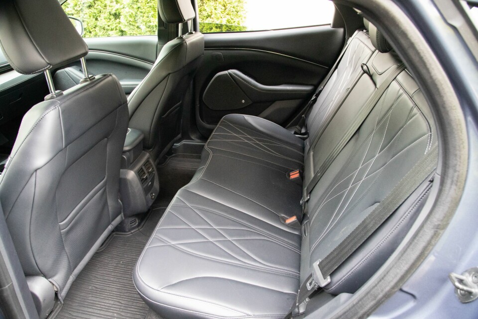 LANGE BEN: Ford varter opp med benplass i limousineklassen, her kan lange personer ha det fint både foran og bak.