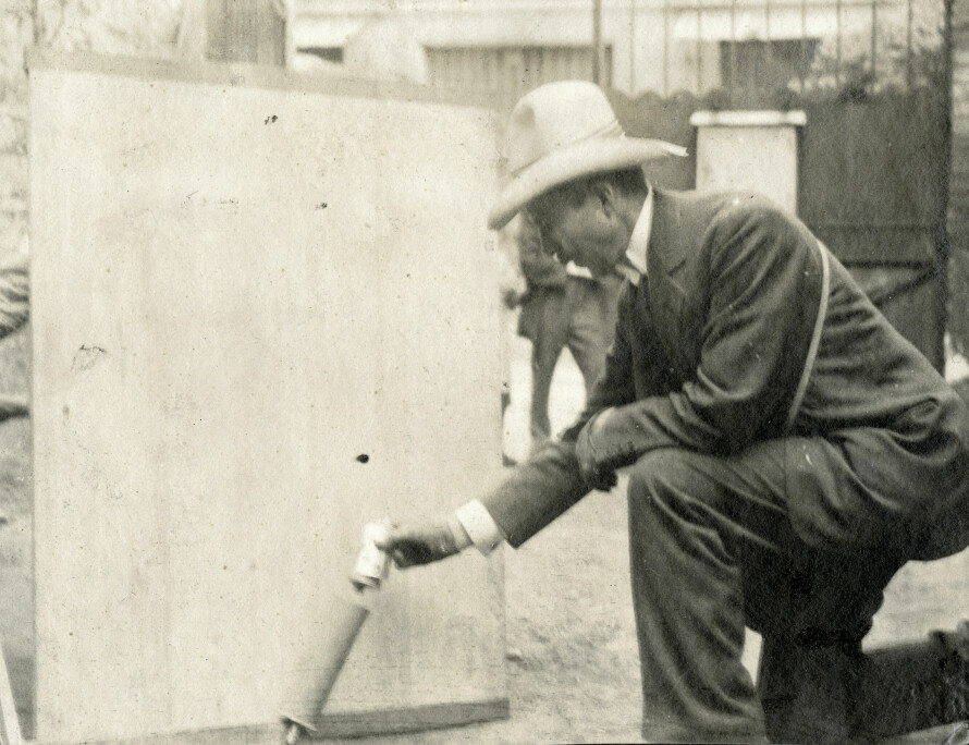 LEK MED LIVET: Granat-Aasen under en våpendemonstrasjon på ukjent sted. Nordmannen, som ofte ble omtalt som dansk, var ettertraktet blant Europas krigsherrer.