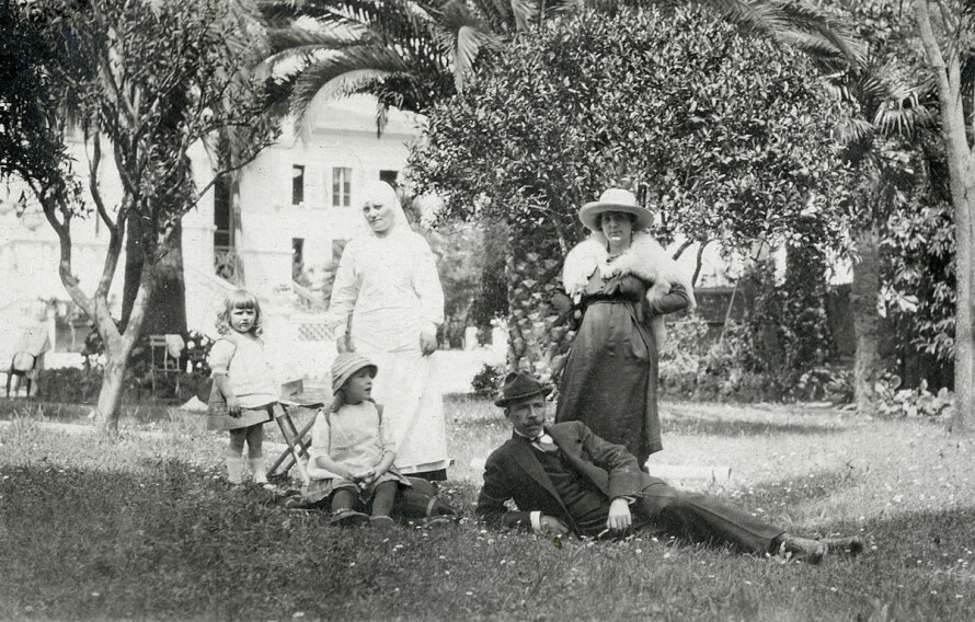 RIKDOM: Etterkommerne fikk høre historier om at våpensalg og krigsproduksjon gjorde Aasen til Norges rikeste mann. Her hviler han ut med sin første familie foran sommerhuset i Nice i Frankrike.