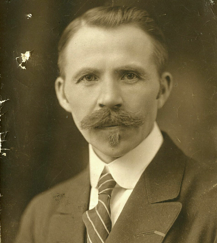 MANN FOR SIN BART: Når han blir forlegen, tvinner han mustasjene, skrev en avis etter et foredrag Aasen holdt mot slutten av sitt liv. «Jeg har jaktet berømmelse og rikdom. Meget har jeg vunnet, og meget har jeg tapt», lød Aasens oppsummering.