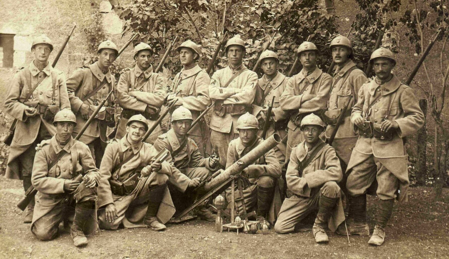 AASENS KANON: Franske soldater med en Aasen skyttergravsmorter under 1. verdenskrig. Den var presis og enkel å sette opp og ble derfor verdsatt av troppene på vestfronten, heter det i en beskrivelse.
