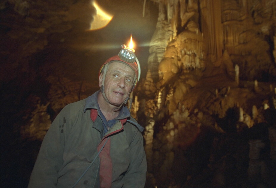 GIKK GLIPP AV Y2K: Michel Siffre avbildet i Clamouse-grotten i november 1999 der han skulle tilbringe to måneder. Dermed gikk han glipp av milleniumsskiftet.