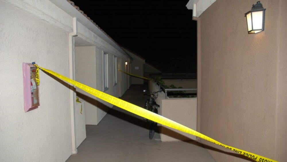 <b>ÅSTEDET:</b> Politiet sperret av inngangen til Sam Herrs leilighet etter at hans venninne Julie Kibuishi ble funnet drept på innsiden. 