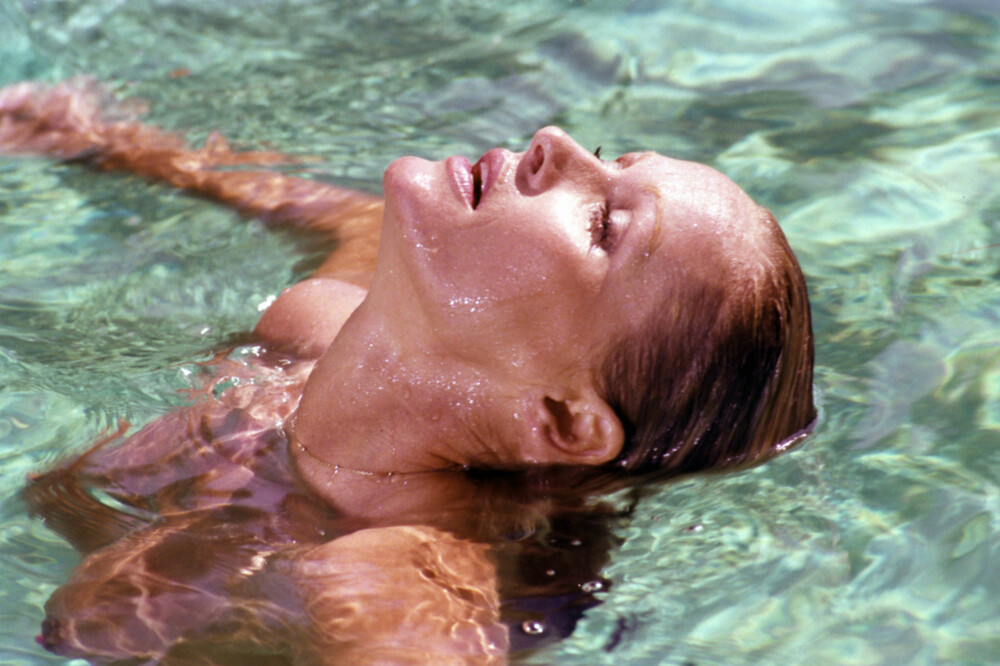 <b>HAVFRUE:</b> Ursula plasker i et basseng i 1975.