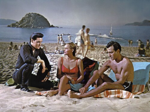 <b>GOING LOCO:</b> Ursula henger med selveste Elvis Presley i filmen Fun in Acapulco.