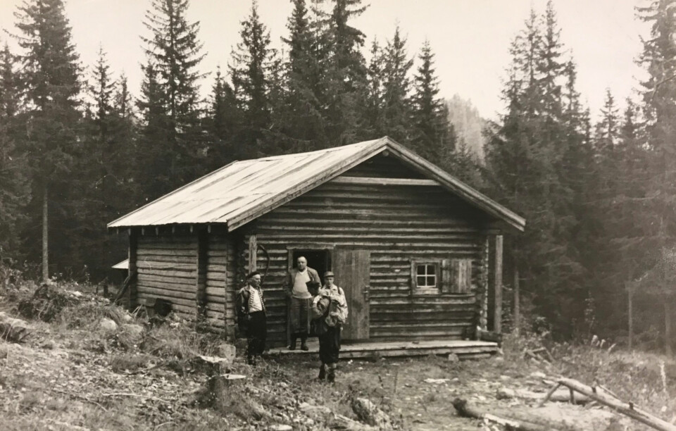 ETTERFORSKERNE: På hytta Fisimot bodde «Børsemannen» da Bjarne Nordby ble drept. På bildet står betjentene Oliver Haraldseth (t.v.), Ove Ødegaard (vendt med ansiktet mot fotografen) og lensmannsbetjent Karl Johan Karlsen (foran). Mannen som står på trammen er ukjent.