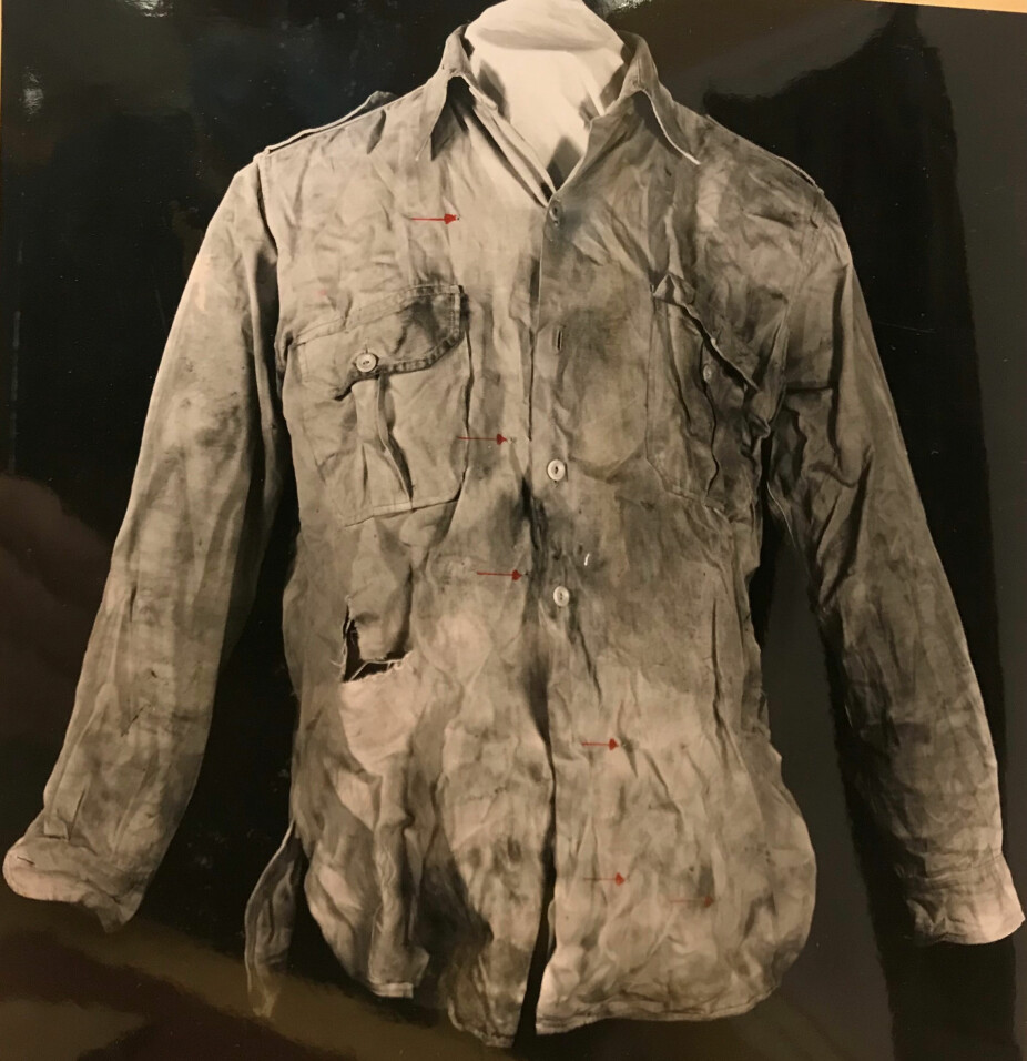 <b>SKUTT PÅ 23 METERS HOLD:</b> Bjarne Nordbys skjorte var full av hull etter hagl fra drapsmannens våpen.