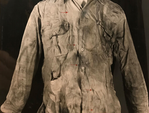<b>SKUTT PÅ 23 METERS HOLD:</b> Bjarne Nordbys skjorte var full av hull etter hagl fra drapsmannens våpen.