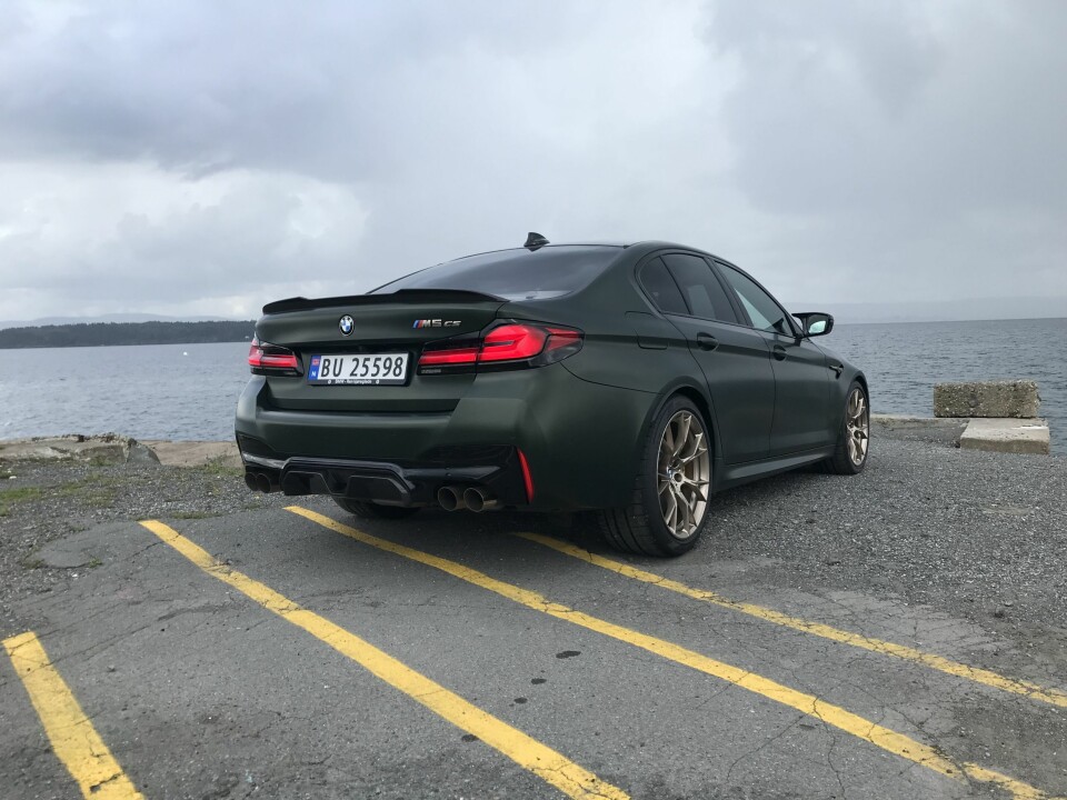 DEMPET: Hekkspoiler og diffusor i karbon. Fire enderør i rustfritt stål. Sportseksosen har spjeld som gir råere lydbilde dersom du for eksempel setter bilen i Sport+. Strengere EU-regler medfører imidlertid at det er mindre smell og knatring enn tidligere, men eksosen gir fortsatt lyd fra seg.