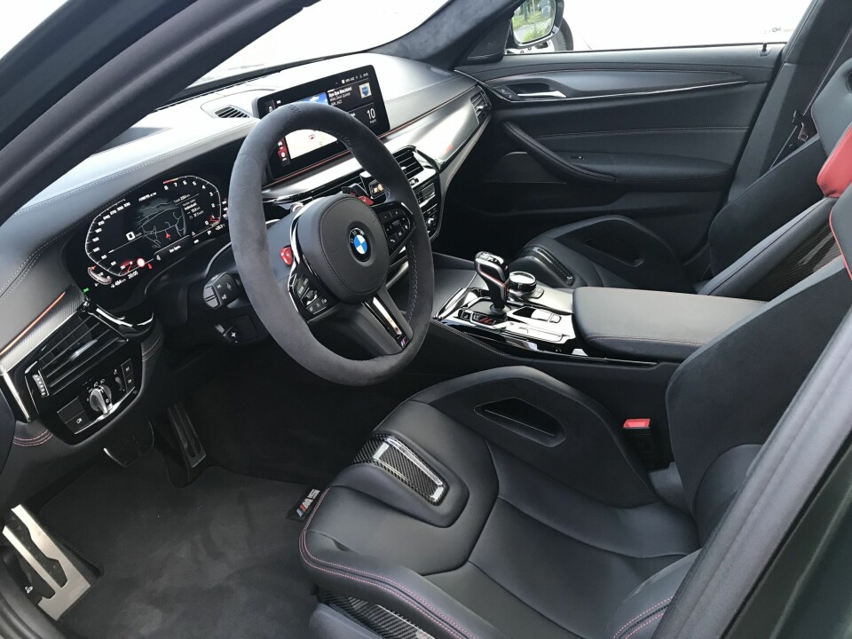 BEINSTILLING: Karbonklossen på sitteputen skal tvinge beina i optimal kjørestilling i forholden til pedalene.