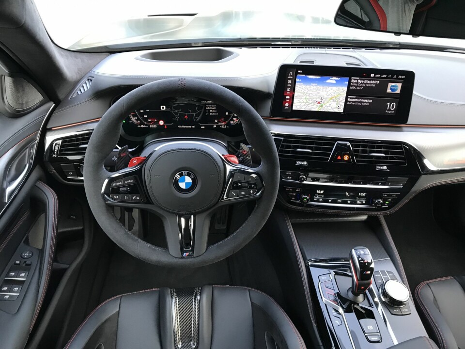 FØRERMILJØ: Ratt kledd med Alcantara, og med klokken 12-merke.